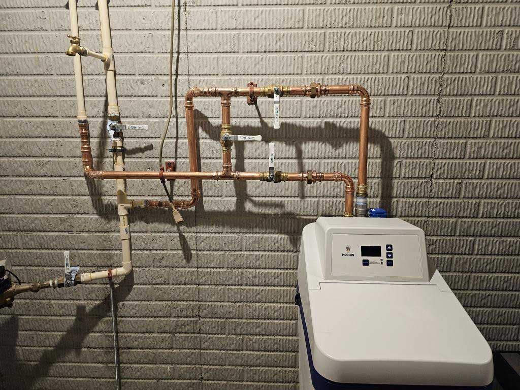 New water softener with copper supply manifold