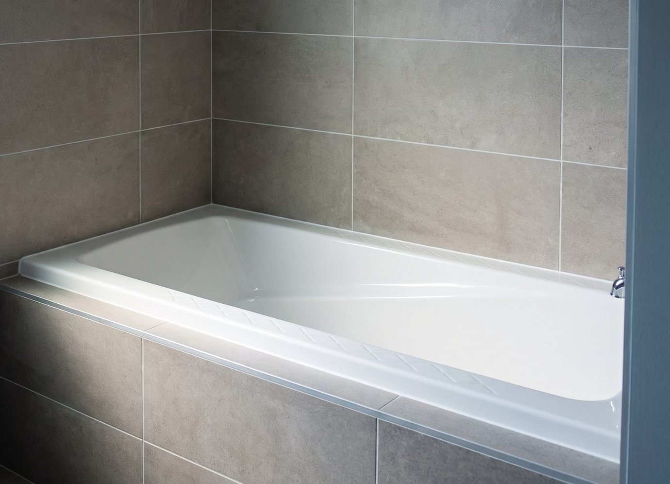 A refinished hotel guest bathtub with a diamond anti-slip tread