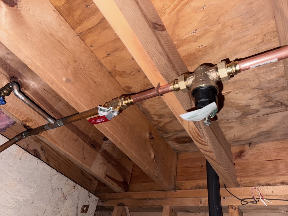 New pressure regulator and ball valve on copper supply